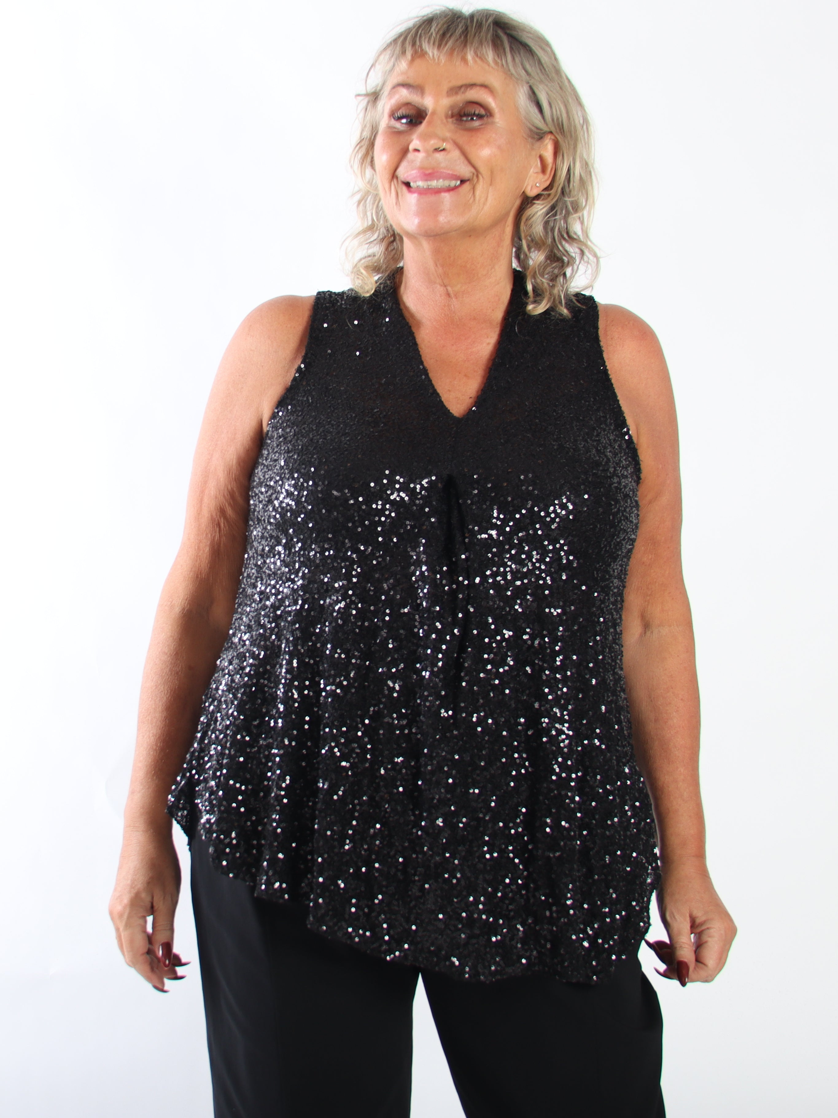 Natalie - Stretchig topp i plus size med fina paljetter som ger en festlig och glamorös look